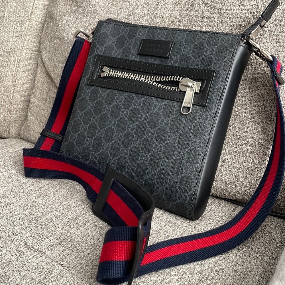Like new Gucci messenger bag  worn 2 times